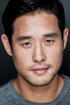 Raymond Lee interpreta Officer Gomez