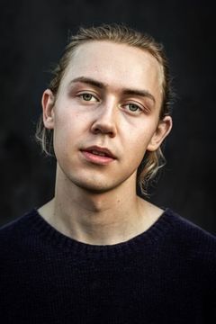 Arthur Hakalahti interpreta Fredrik Seeberg