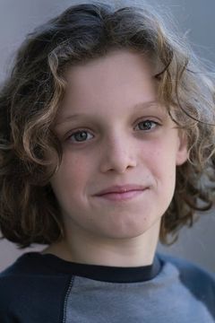 Noah Wiseman interpreta Samuel Vanek
