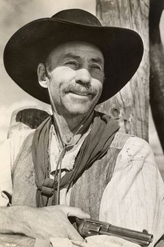 Hank Worden interpreta Simms Reeves