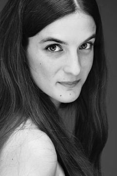 Orna Salinger interpreta Emma Lipman