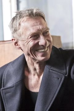 János Bán interpreta Officer