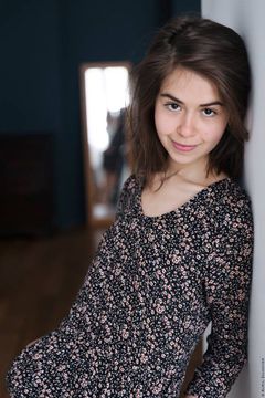 Louise Legendre interpreta Young Protester