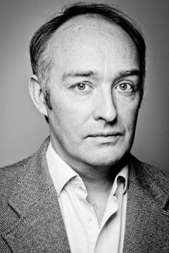 Neil Edmond interpreta Footman