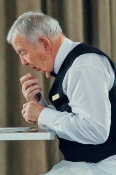 Anthony Dougall interpreta Queen's Doctor
