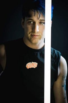 Adam Celentano interpreta Refugee (uncredited)