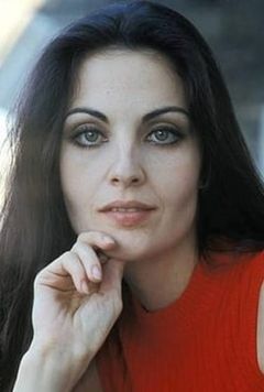 Olga Karlatos interpreta Giovanna, moglie di Antonio (episodio Il Cavalluccio Svedese)