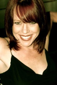 Cindy Robinson interpreta Announcer (voice)