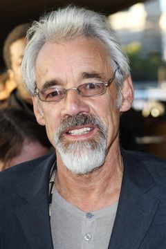 Roger Lloyd Pack interpreta Geoff