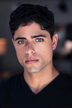 Eric Freeman interpreta Tyler Grant