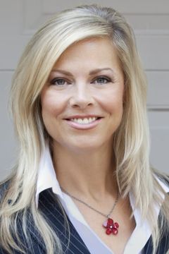 Liz West interpreta Radio Reporter
