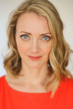 Lucy Davenport interpreta Ms. Plumberg