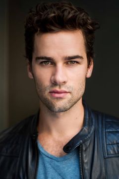 Andrew Lees interpreta Damon Horton