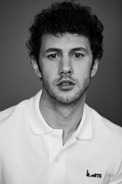 Joe Manjón interpreta Hotel Pool Attendant