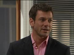 Gray O'Brien interpreta Charles' Valet