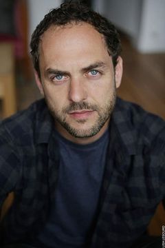Florian Hutter interpreta Dowry Lawyer