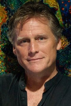 Leigh McCloskey interpreta Mark Elliot