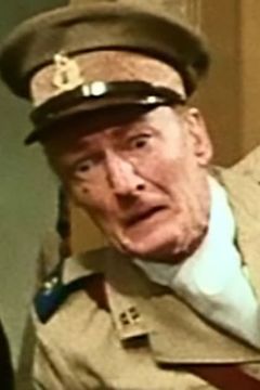 Hugh Rouse interpreta Police Captain