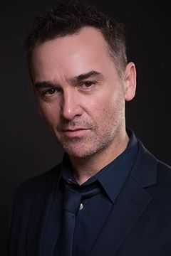 Shaun Smyth interpreta Dr. Boone