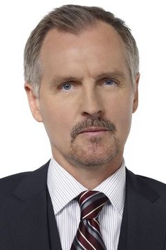 Andrew Airlie interpreta Holden