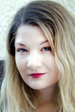 Blythe Baird interpreta Erin Quinn (uncredited)