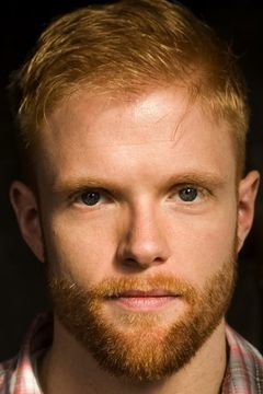 Brendan Griffin interpreta Evan