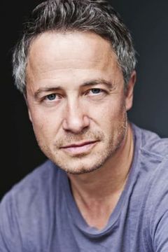 Oliver Milburn interpreta Paul Carter