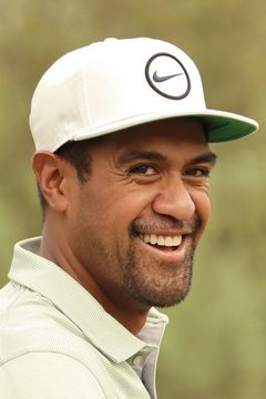 Tony Finau interpreta Tongan Leader