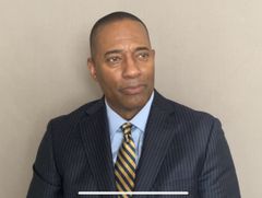 Paul Terrell Clayton interpreta Test Site Technician