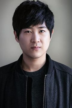 Jerome Yoo interpreta Geeky Friend #1