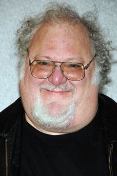 Josh Mostel interpreta Morris Fink