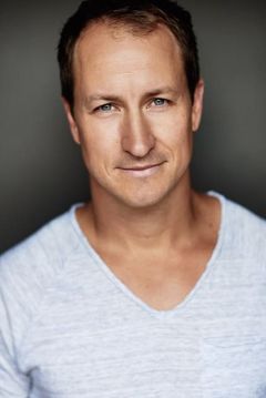 Simon Mallory interpreta NBC Floor Manager