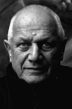 Steven Berkoff interpreta Surtayne