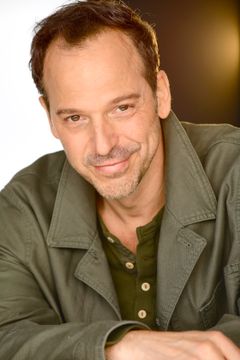 Jason Paul Field interpreta Dale