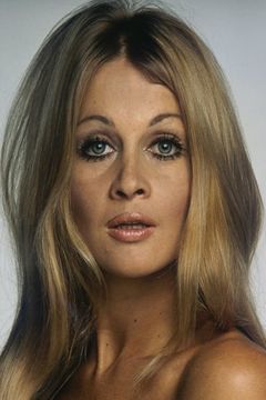 Anouska Hempel interpreta The Australian Girl (as Anoushka Hempel)