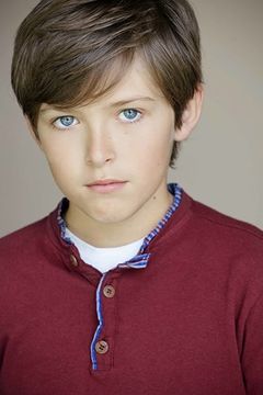 Jacob Eddington interpreta Charles Wallace Double