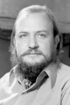 Ramón Menéndez interpreta Kinet (uncredited)