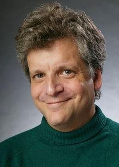 Robert Fieldsteel interpreta Assistant Director