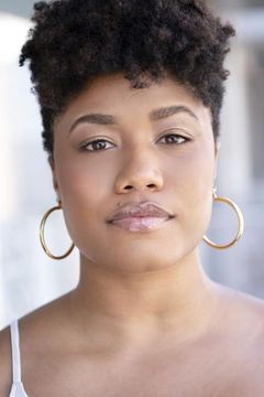 Kimberly Dodson interpreta Kelly
