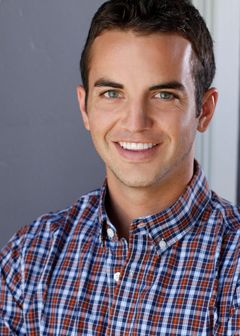 Cody Dorkin interpreta Robert