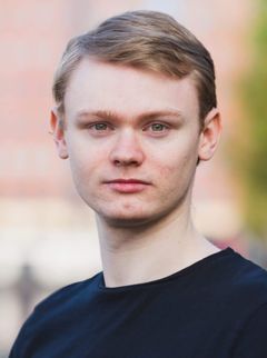 Connor Sullivan interpreta Gala Guest (uncredited)