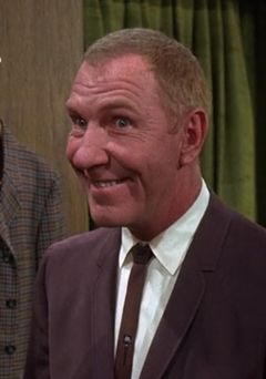 Owen Bush interpreta Policeman (uncredited)
