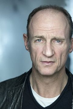 Stuart Bowman interpreta Alexandre Bontemps
