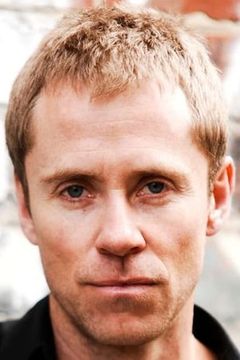 Travis McMahon interpreta Charlie
