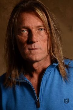 Davis Osborne interpreta John Beckett