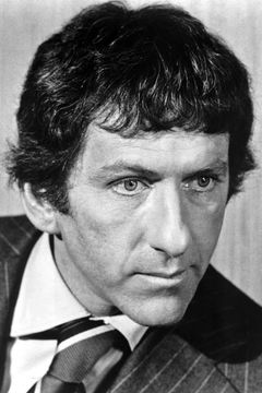 Barry Newman interpreta Norman Bassett