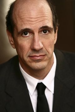 Sam Lloyd interpreta Neru