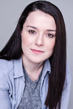 Dani Harmer interpreta Student (uncredited)