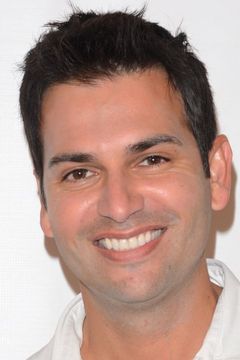 Adrian R'Mante interpreta Esteban Julio Ricardo Montoya de la Rosa Ramírez