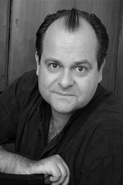 Markus Majowski interpreta Stammering Officer